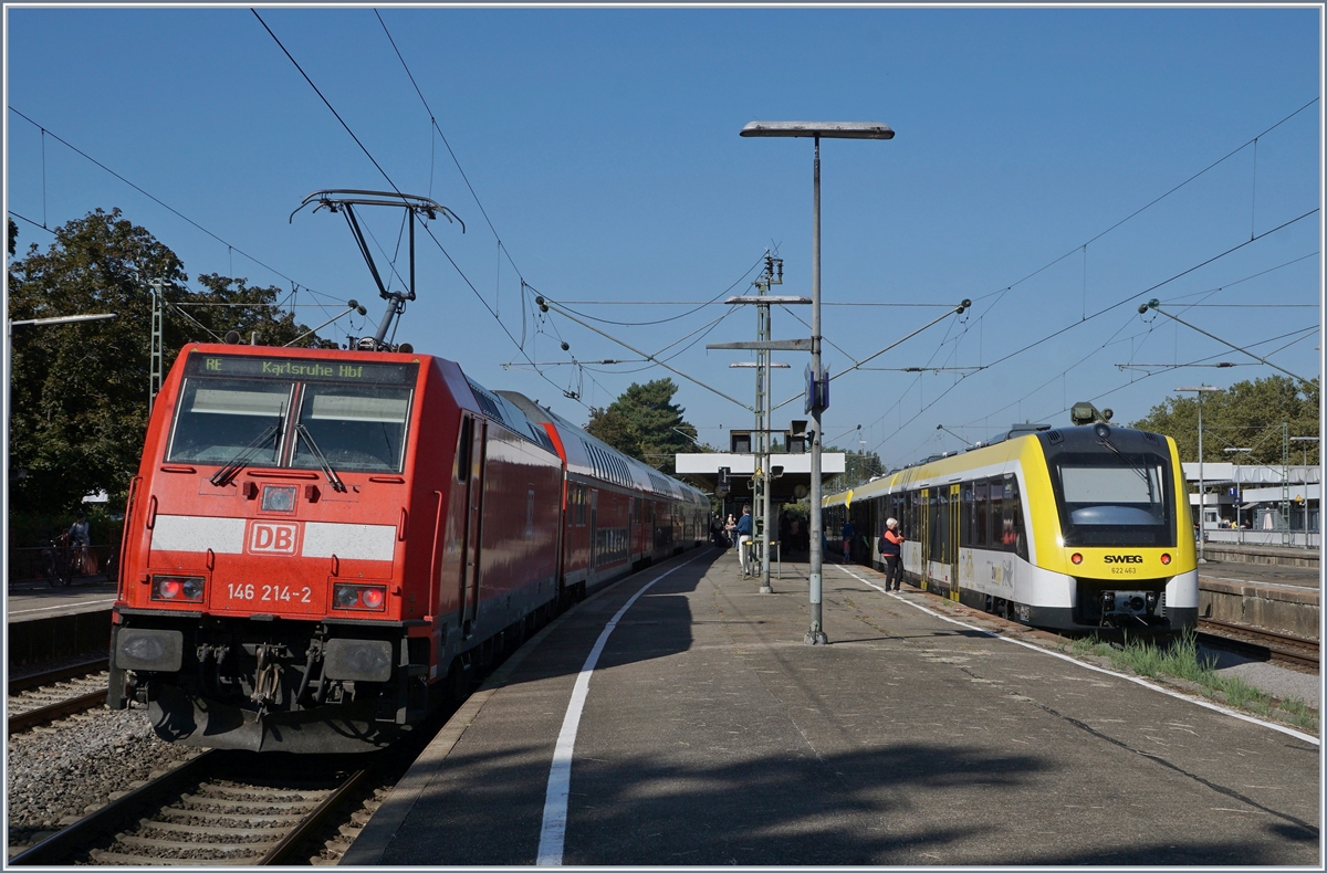 Die DB 146 214-2 wartet in Radolfzell mit ihrem RE nach Karlsruhe auf Anschlussreisende des von Friedrichshafen angekommen SWEG VT 622 463. 

21. Sept. 2019
