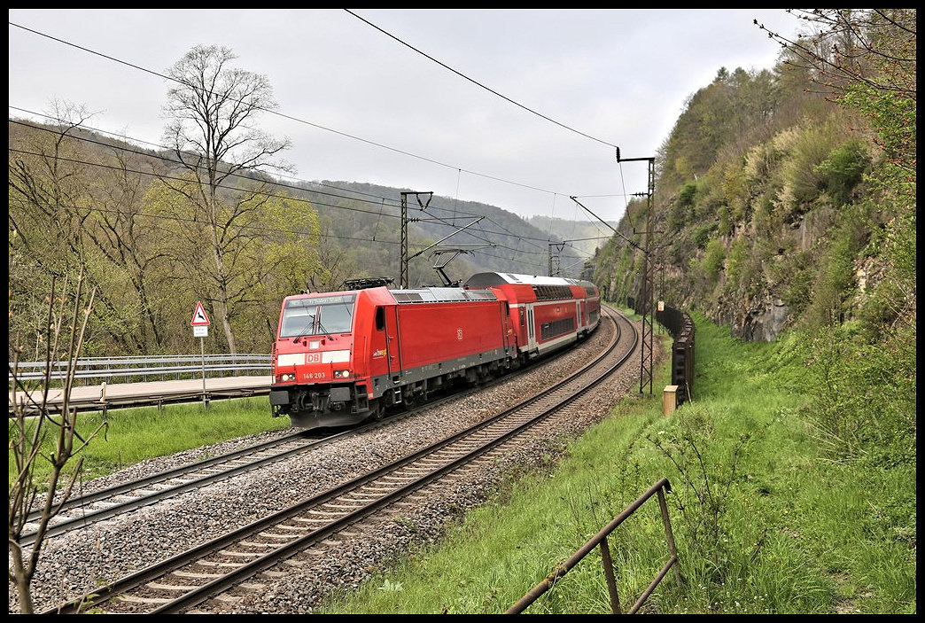 Die DB 146203 ist hier am 3.5.2023 um 10.26 Uhr mit dem RE nach Friedrichshafen Stadt auf der Steige bei Geislingen unterwegs.