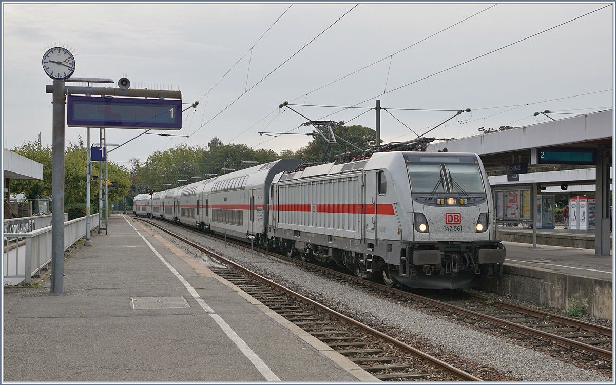 Die DB 147 561 wartet in Radolfzell mit ihrem IC auf den Einsatz als IC von Singen nach Stuttgart. Wohl aus Platzmangel in Singen verkehren die IC Züge als Leermaterial jeweils nach Radolfzell und zurück obwohl planmässige Fahrt (mit Fahrgästen) von und nach Konstanz sicher mehr Sinn machen würde. 

21. Sept. 2019