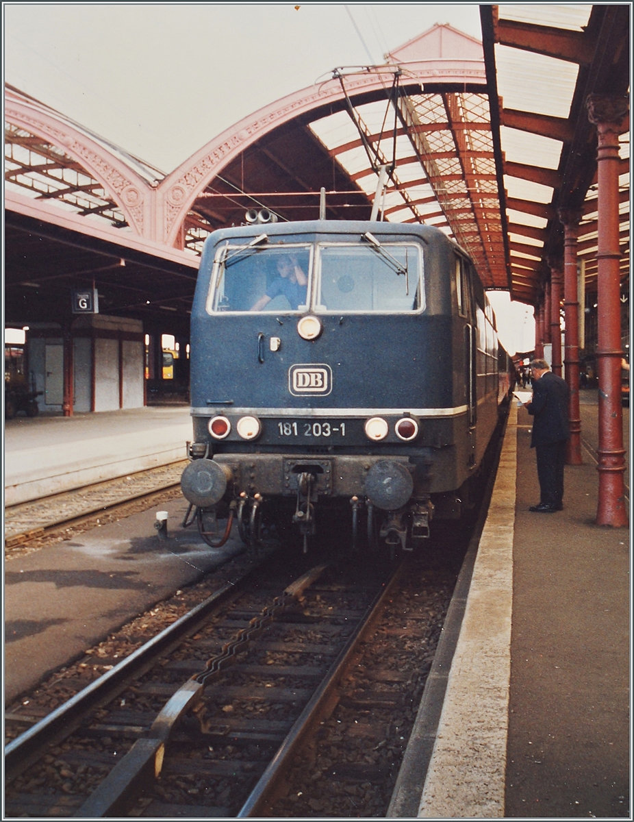 Die DB 181 203-1 wartet in Strasbourg auf die Abfahrt in Richtung Deutschland. Sehr schön zu sehen ist im Vordergrund dieses Bildes das  Crocodile  genannte SNCF Zugssicherungssystem im Gleis vor der Lok. 

Analogbild vom September 1992