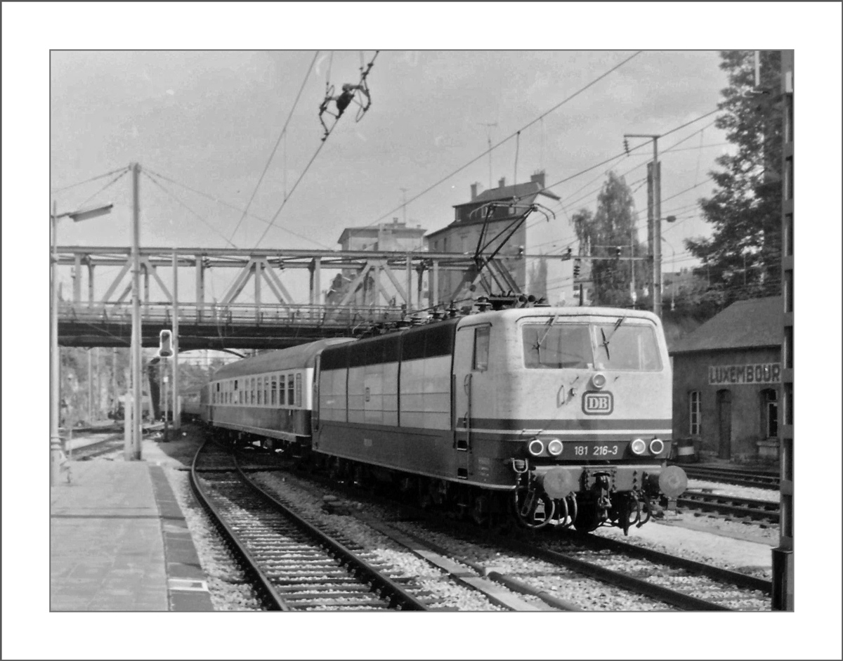 Die DB 181 216-3 erreicht mit einem Reisezug aus Richtung Wasserbillig kommend den Bahnhof Luxembourg. 
Analog Bild vom August 1987