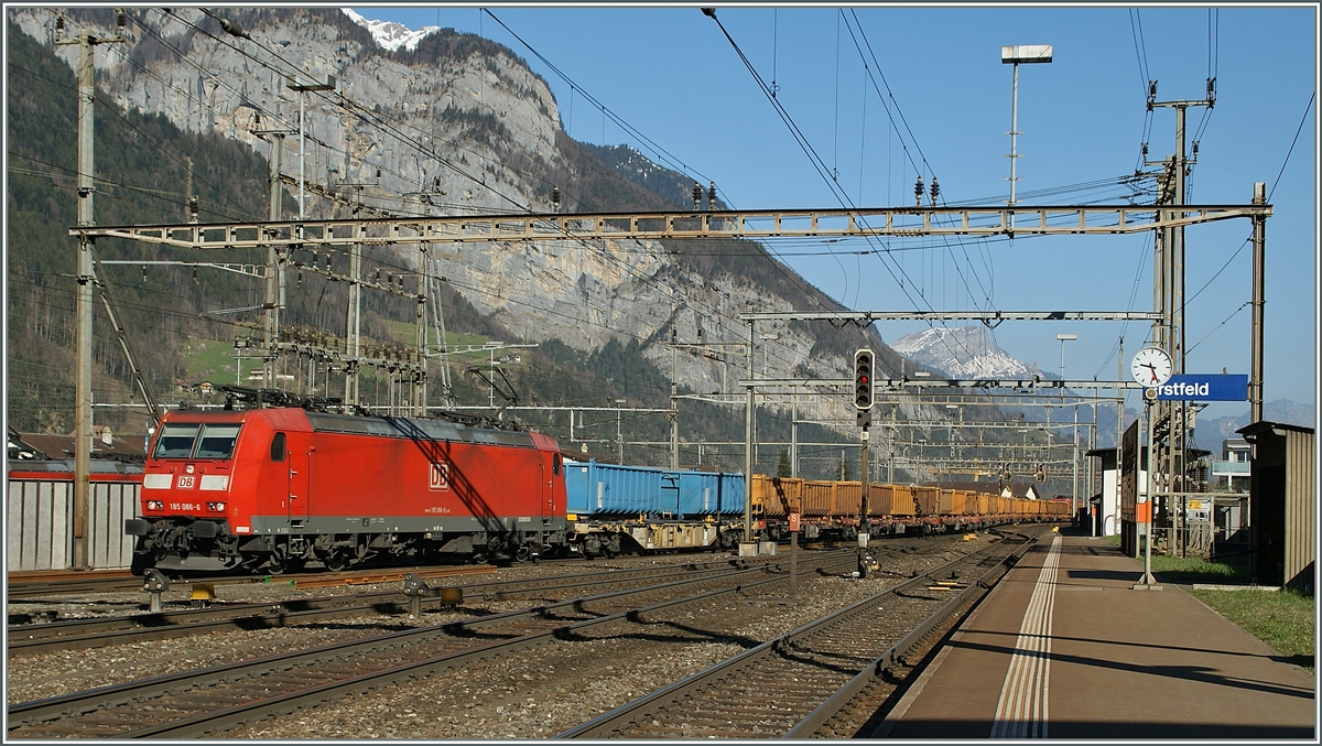 Die DB 185 086-6 erreicht mit einem Güterzug Erstfeld.
14. März 2014