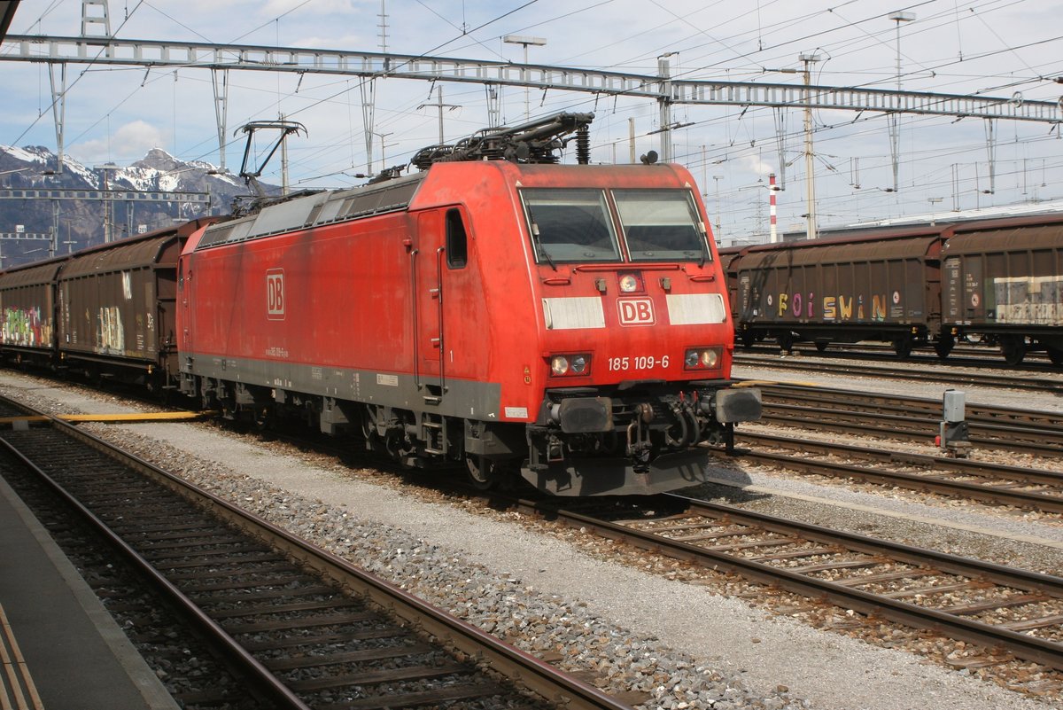 Die DB 185 109 wartet mit ihrem gemischten Güterzug im Bahnhof Buchs auf ihre Weiterfahrt.

Buchs SG, 30.03.2018