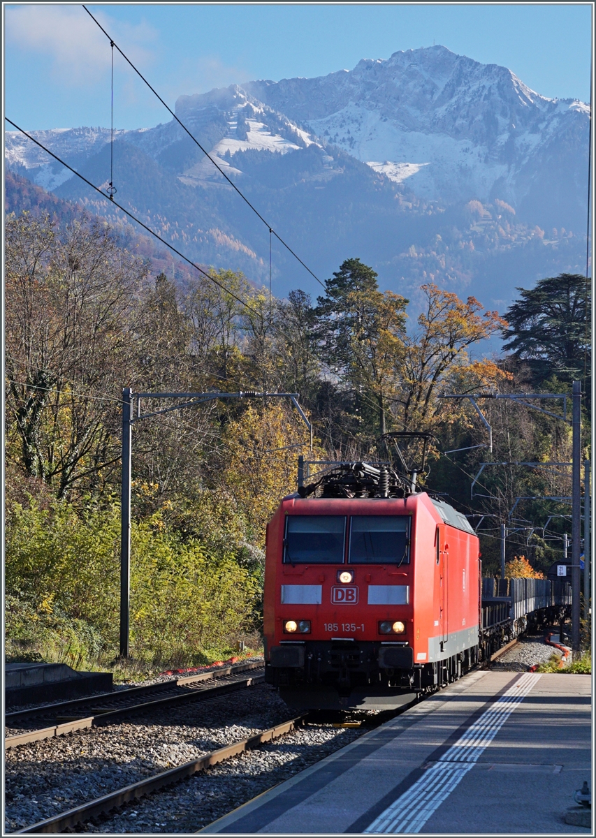 Die DB 185 135-1 ist bei Burier mit dem Noverlis Güterzug Sierre - Göttingen unterwegs. im Hintergrund erheben sich die Rochers de Naye. 

23. November 2023