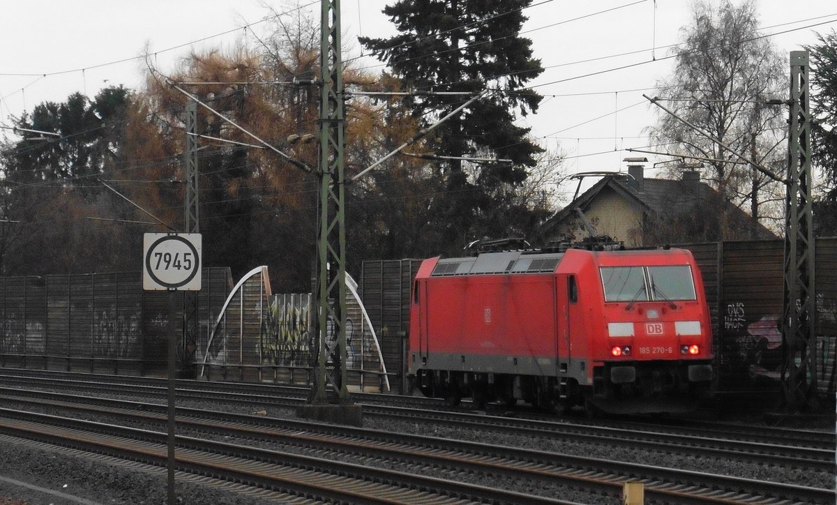 Die DB 185 270-6 kamm Solo durch Spich im Rheinland Richtung Süden am Trüben und Nassen 22.12.2016 

Spich (Troisdorf)
22.12.2016