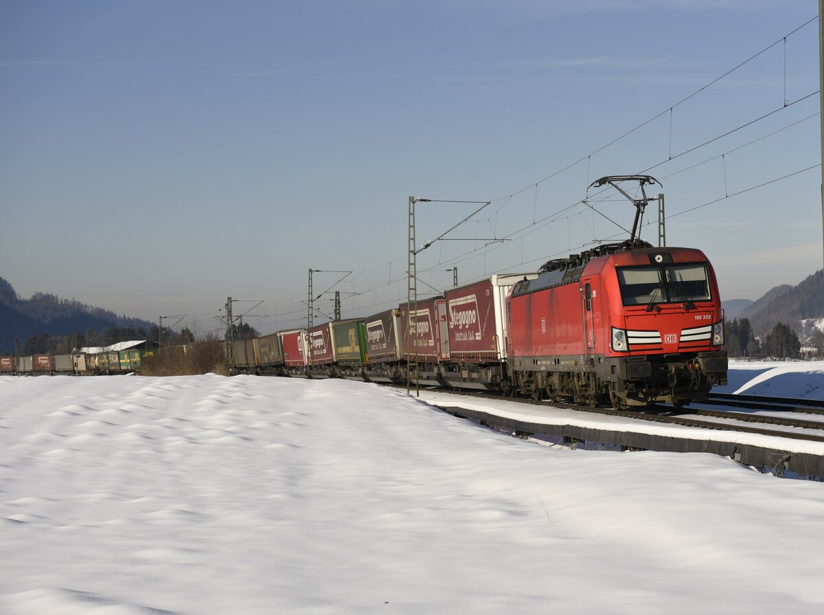 Die DB 193 333 mit Taschenwagen auf der Inntalstrecke bei Oberaudorf am 26.01.22