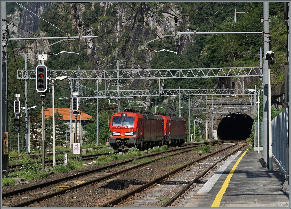 Die DB 193 345 und eine weitere im italienischen Iselle di Trasquera auf der Fahrt Richtung Norden, auf den letzten Meter der FS Trenitalia Geleisen; im Tunnel di Iselle, der im Hintergrund zu sehen ist, befindet sich die Trennstelle zwischen FS und SBB. 

21. Juli 2021