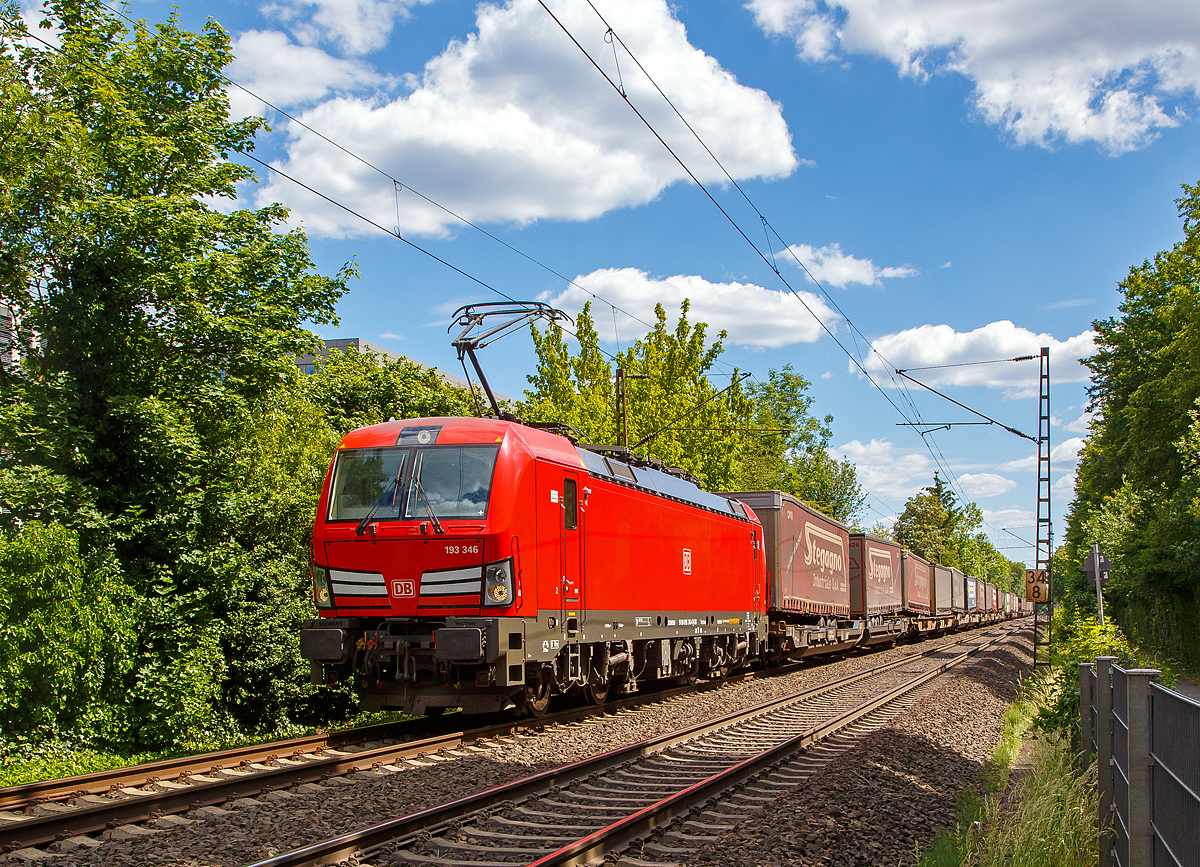 
Die DB 193 346-4 (91 80 6193 346-4 D-DB) fährt am 30.05.2020 mit einem KLV-Zug durch Bonn-Gronau in Richtung Norden (Köln).

Die Siemens Vectron MS (200 km/h - 6.4 MW) wurden 2018 von Siemens unter der Fabriknummer 22474 und gebaut, sie hat die Zulassungen für D/A/CH/I/NL.