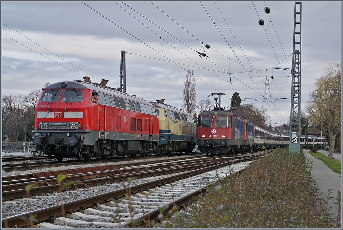 Die DB 218 419-0 und die Westfrankenbahn 218 460-4 warten auf dem Seedamm in Lindau auf den mit zwei Re 421 von Zürich kommenden EC 191 nach München.

Während die zwei 218 für die Traktion und Versorgung nötig sind, verkehrt die zweite R 421 Umlaufbedingt mit.


16. März 2019