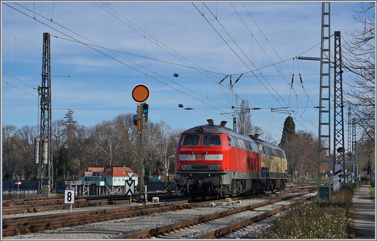 Die DB 218 419-0 und die Westfrankenbahn 218 460-4  Conny  warten auf dem Seedamm in Lindau auf die Ankunft des EC 191 von Zürich um ihn dann für die Fahrt nach München zu übernehmen .

17. März 2019