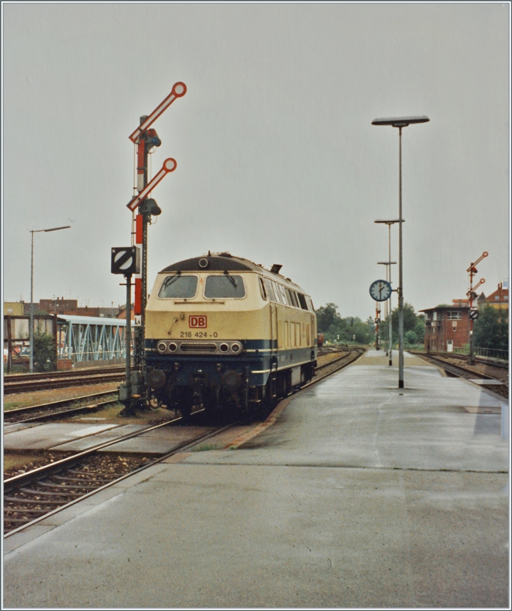 Die DB 218 424-0 rollt in Friedrichshafen auf Gleis 3 an um den IR 360 unterwegs von Bregenz nach Saarbrücken zu übernehmen. 

Analogbild vom 30. Mai 1995