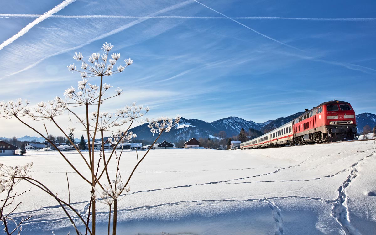 Die DB 218 434-9 fährt am Morgen des 28.1.2017 mit dem IC 2084  Nebelhorn  von Oberstdorf nach Hamburg-Altona in Stein vorüber.