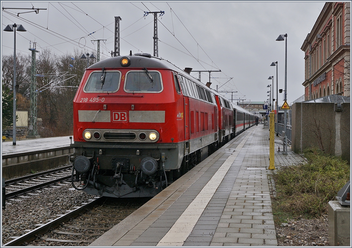 Die DB 218 495-0 und 439-9 haben mit ihrem IC 2012  Allgäu  Memmingen erreicht, ein Bahnhof der bereits für den künftigen ETR 610 Verkehr München-Zürich  vollständig elektrifiziert ist, obwohl zur Zeit hier nur Dieselfahrzeuge verkehren. 

15. März 2019 