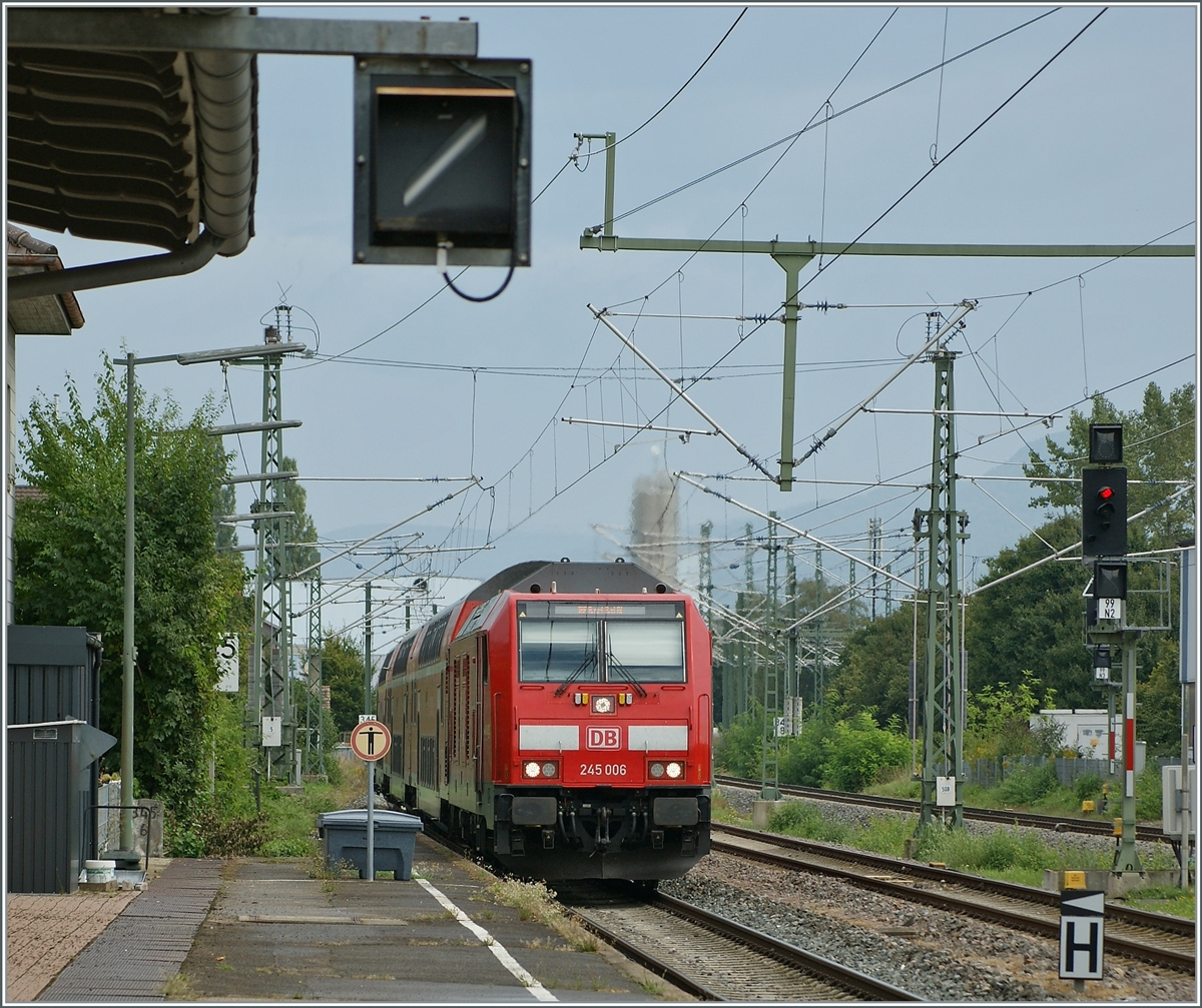 Die DB 245 006 (UIC 92 80 1245 006-2 D-DB) erreicht mit ihrem IRE3 von Friedrichshafen Hafen nach Basel Bad Bf. den Bahnhof Erzingen (Baden). Eindrücklich der Wärmeausstoss, der die Fahrleitung  flimmern  lässt, eine Fahrleitung, die im Planbetrieb nicht genutzt wird, da die elektrisch fahrenden SBB /THURBO GTW RABe 526 das Gleis 3 nutzen. 
Aber vielleicht wird die Strecken ja eines Tages Richtung Westen ausgebaut...

6. September 2022