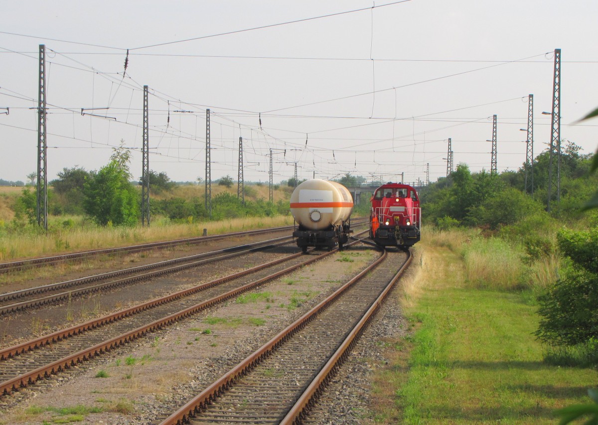 Die DB 261 093-9 holte am 11.07.2014 in Großrudestedt bei Erfurt diesen Gaskesselwagen ab.