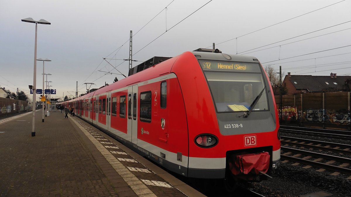 Die DB 423 538-8 mit der S-12 von Horrem nach Hennef beim Planmässigen Halt in Spich.

Spich (Troisdorf)
22.12.2016