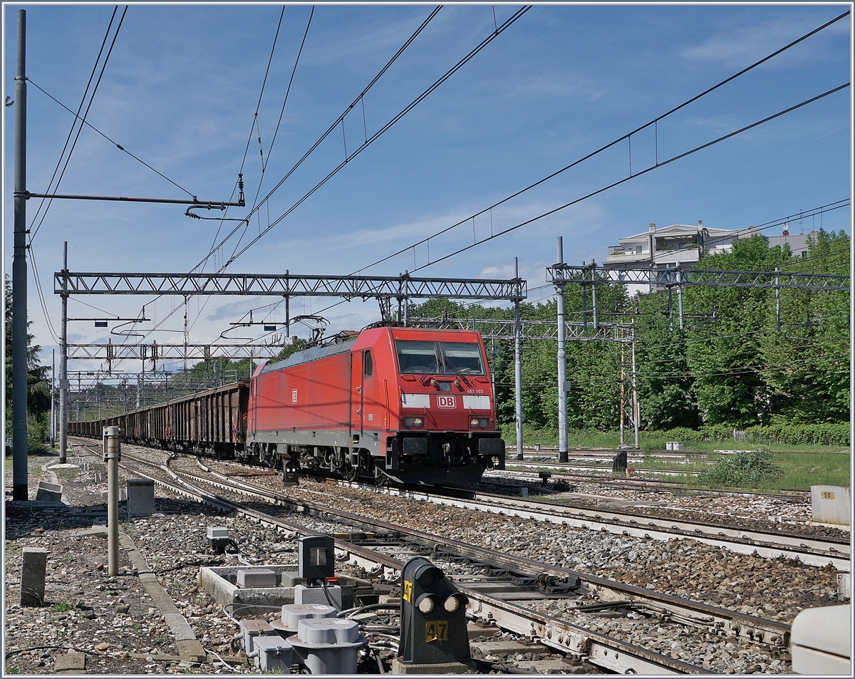 Die DB 483 103 erreicht mit einem Güterzug Gallarate und fährt hier ohne Halt durch. 

27. April 2019