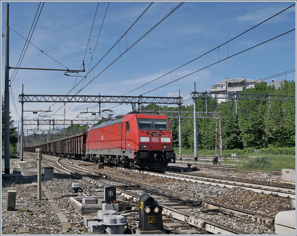 Die DB 483 103 erreicht mit einem Güterzug Gallarate und fährt hier ohne Halt durch. 

27. April 2019