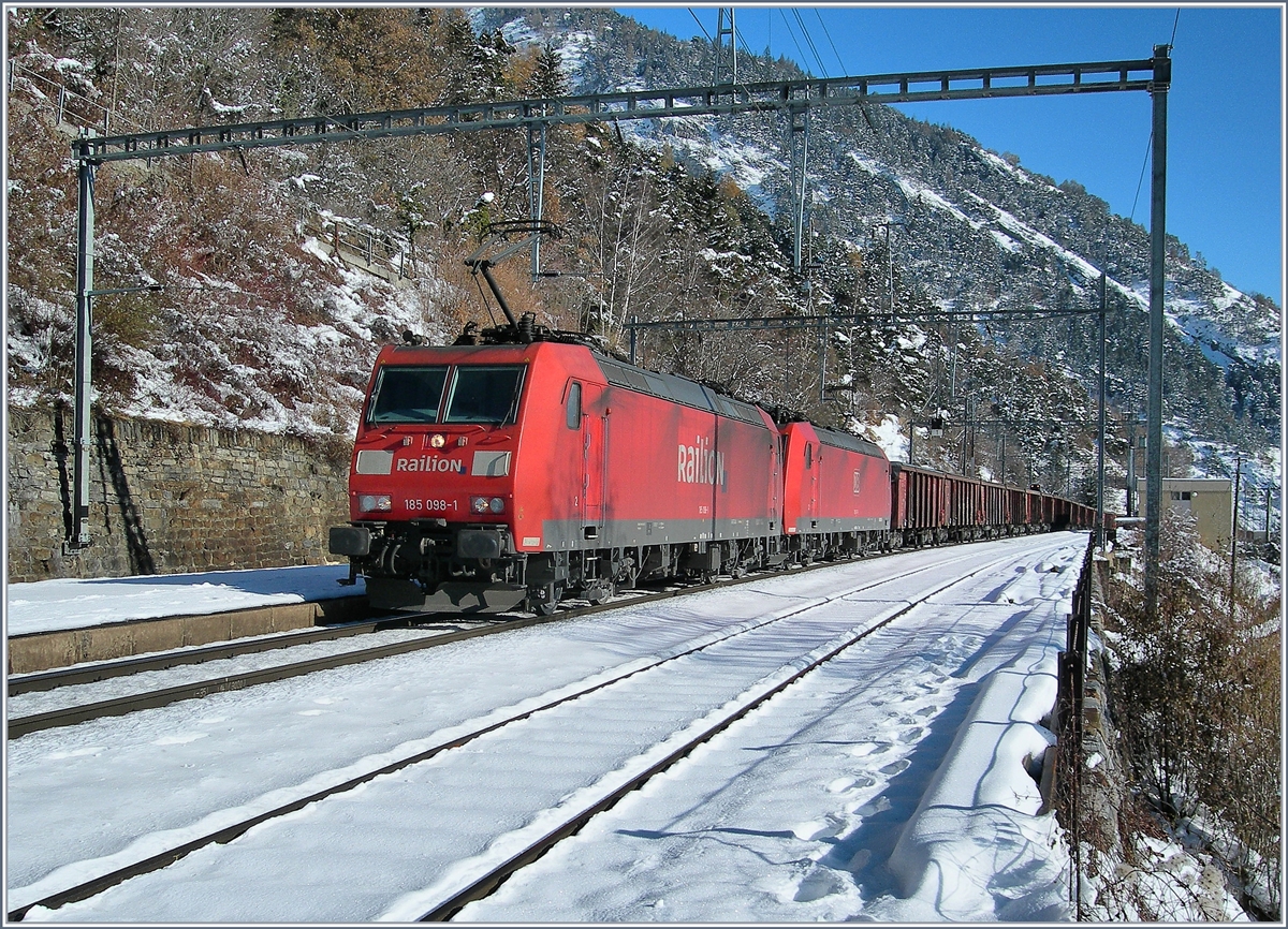 Die DB AG 185 098-1 mit einer Schwesterlok auf der Fahrt von Domo II Richtung Deutschland über die BLS Bergstrecke bei Hohtenn am 17. November 2007.