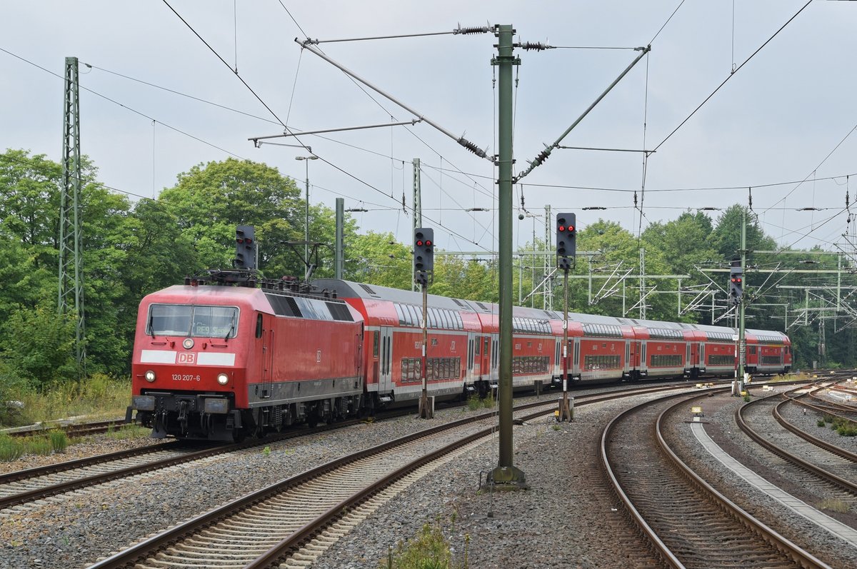 Die DB-BR 120 wird von DB Regio planmäßig nur noch auf der RE-Linie 9 Aachen Hbf - Siegen  Rhein-Sieg-Express  eingesetzt. Am 13.08.17 erreicht 120 207 mit RE 9 (10909) auf der Fahrt von Aachen Hbf nach Siegen Hbf den Bahnhof Au (Sieg). 