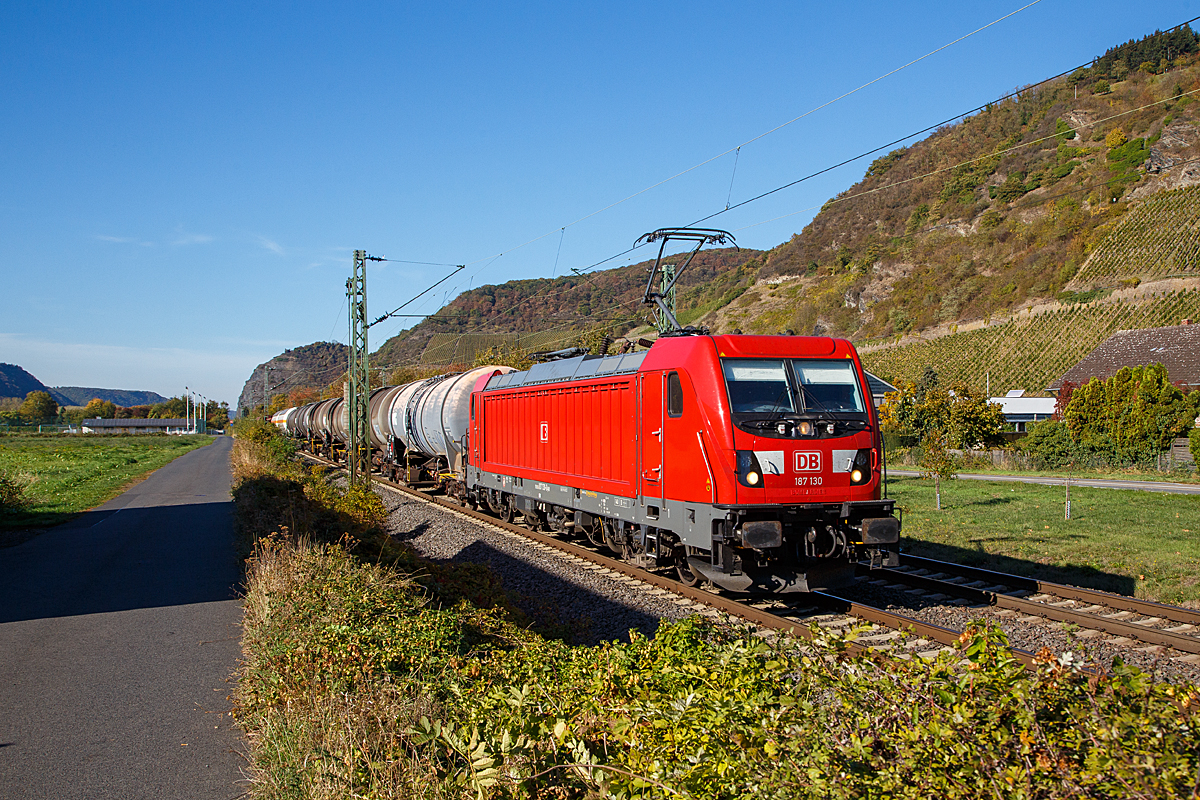 
Die DB Cargo 187 130 (91 80 6187 130-0 D-DB) fährt am 13.10.2018, mit einem Kesselwagenzug, durch Leutesdorf in Richtung Süden.