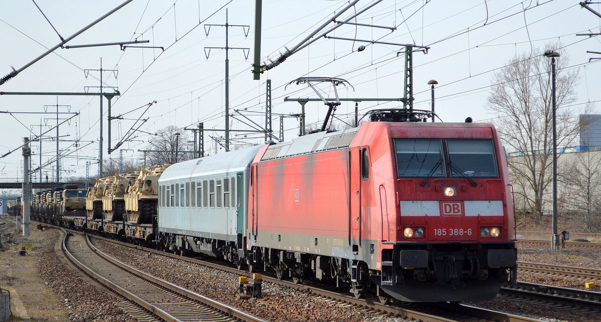 Die DB Cargo AG [D] mit  185 388-6  [NVR-Nummer: 91 80 6185 388-6 D-DB] und dem ersten Militärtransportzug den ich 2021 sehe. Es handelte sich wohl um einen Transport einer US-amerikanischen Logistik- und Transport Einheit mit Bergungspanzern, LKW + Hängern, Container und Sanitätspanzern Richtung Nordosten am 10.03.21 Durchfahrt Bf. Flughafen BER Terminal 5.