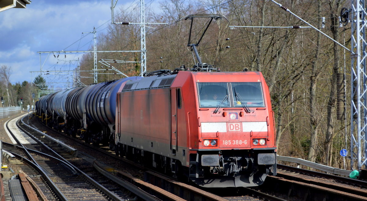 Die DB Cargo AG [D] mit  185 388-6  [NVR-Nummer: 91 80 6185 388-6 D-DB] und Kesselwagenzug am 12.03.21 Berlin Buch. Viele Grüße an den Tf. !!!