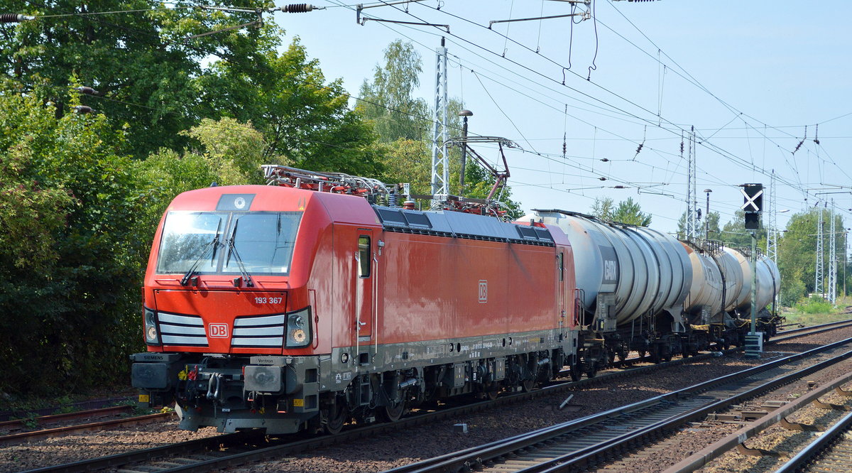 Die DB Cargo Leute wollten bei der Hitze wohl die Vectron nicht überfordern und gaben ihr nur  drei Kesselwagen mit. DB Cargo AG mit  193 367  [NVR-Nummer: 91 80 6193 367-0 D-DB] und den besagten drei Wagen am 27.08.19 Berlin Hirschgarten Richtung Frankfurt/Oder.