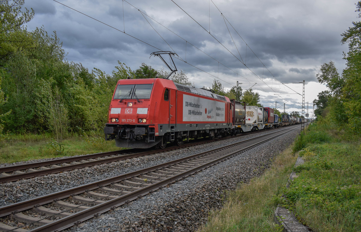 Die DB-Cargo Werbelok 185 273  Impulsgeber  befördert am 23.09.2018 den 42020 von Basel nach Köln. Hier in Buggingen.