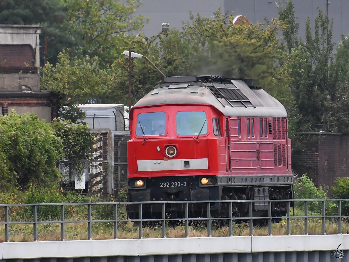 Die DB-Diesellokomotive 232 230-3 war Ende August 2022 Solo in Duisburg-Wanheimerort unterwegs.