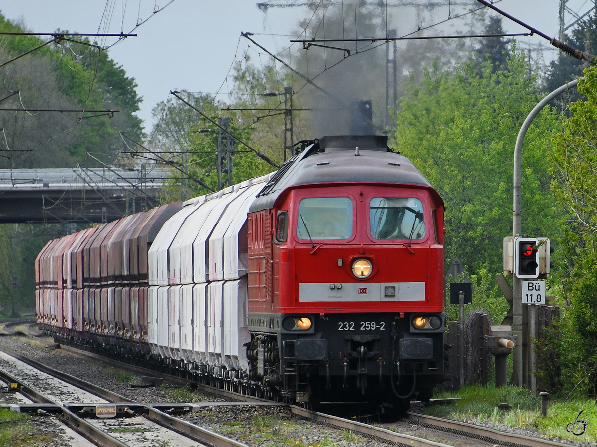 Die DB-Diesellokomotive 232 259-2 war mit einem leeren Kalkzug auf dem Weg nach Flandersbach unterwegs. (Lintorf, Mai 2021)