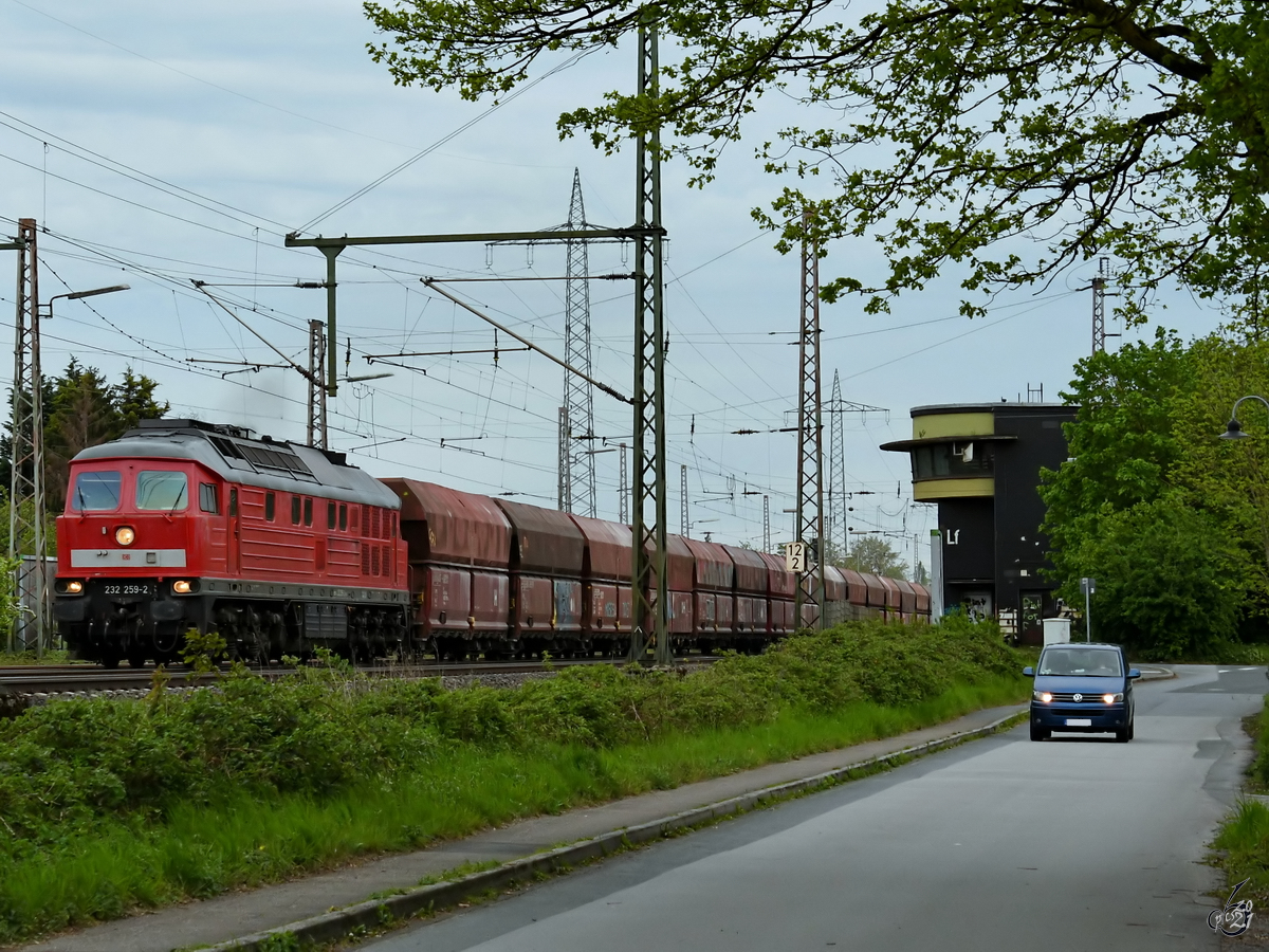 Die DB-Diesellokomotive 232 259-2 war Anfang Mai 2021 mit einem Kalkzug in Lintorf zu sehen.