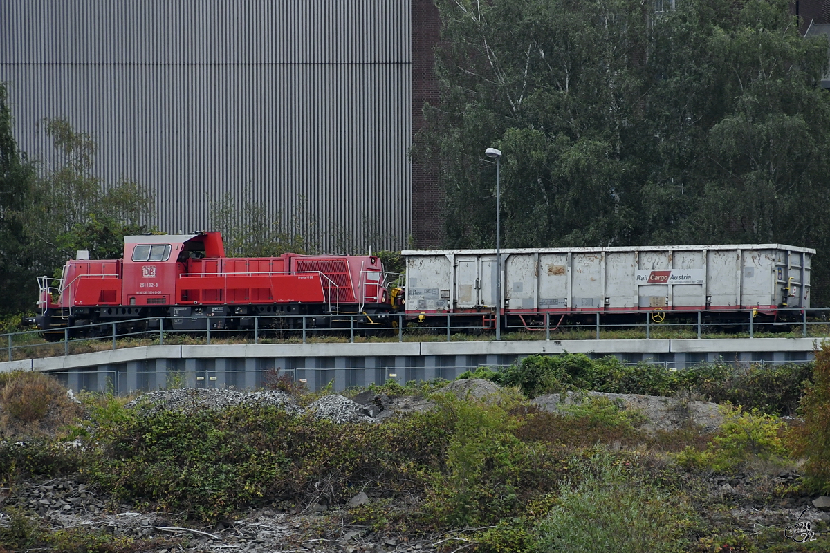 Die DB-Diesellokomotive 261 102-8 zieht eine Güterwagen, so gesehen Ende August 2022 in Duisburg-Wanheimerort. (Graffiti digital entfernt)
