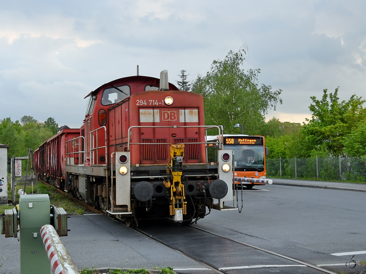 Die DB-Diesellokomotive 294 714-1 zieht einen kurzen gemischten Güterzug durch Hattingen. (April 2019)
