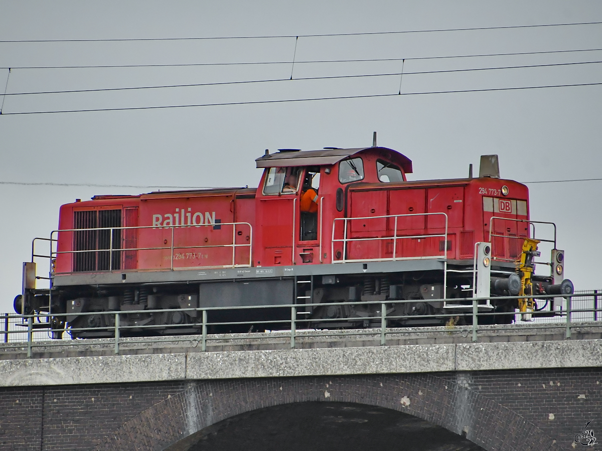 Die DB-Diesellokomotive 294 773-7 auf Solofahrt, so gesehen Ende August 2022 in Duisburg.