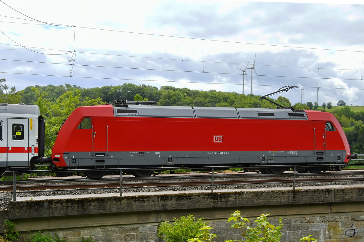 Die DB-Elektrolokomotive 101 040-4 Anfang Juli 2019 in der Nähe von Altenbeken.