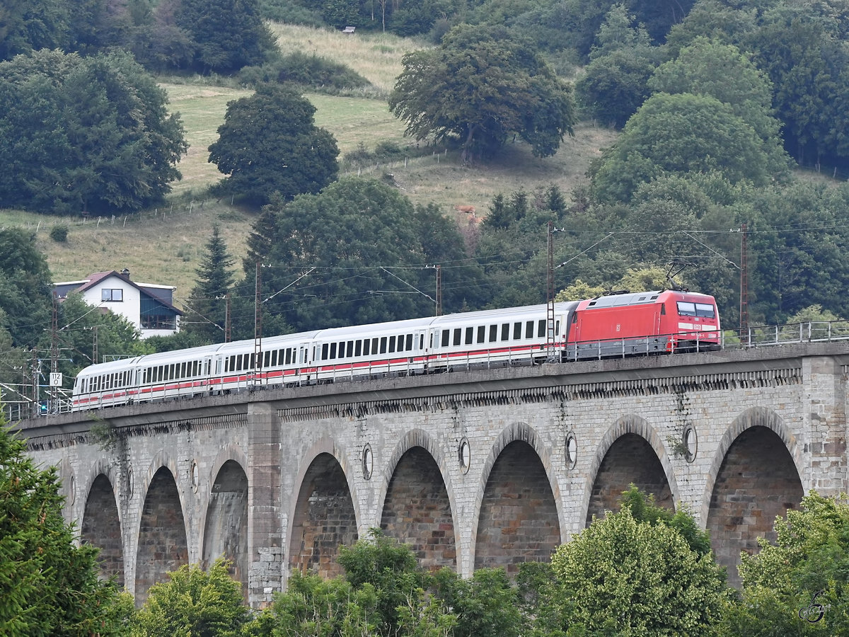 Die DB-Elektrolokomotive 101 145-1 vor einem IC Anfang Juli 2019 auf dem Altenbekener Viadukt.