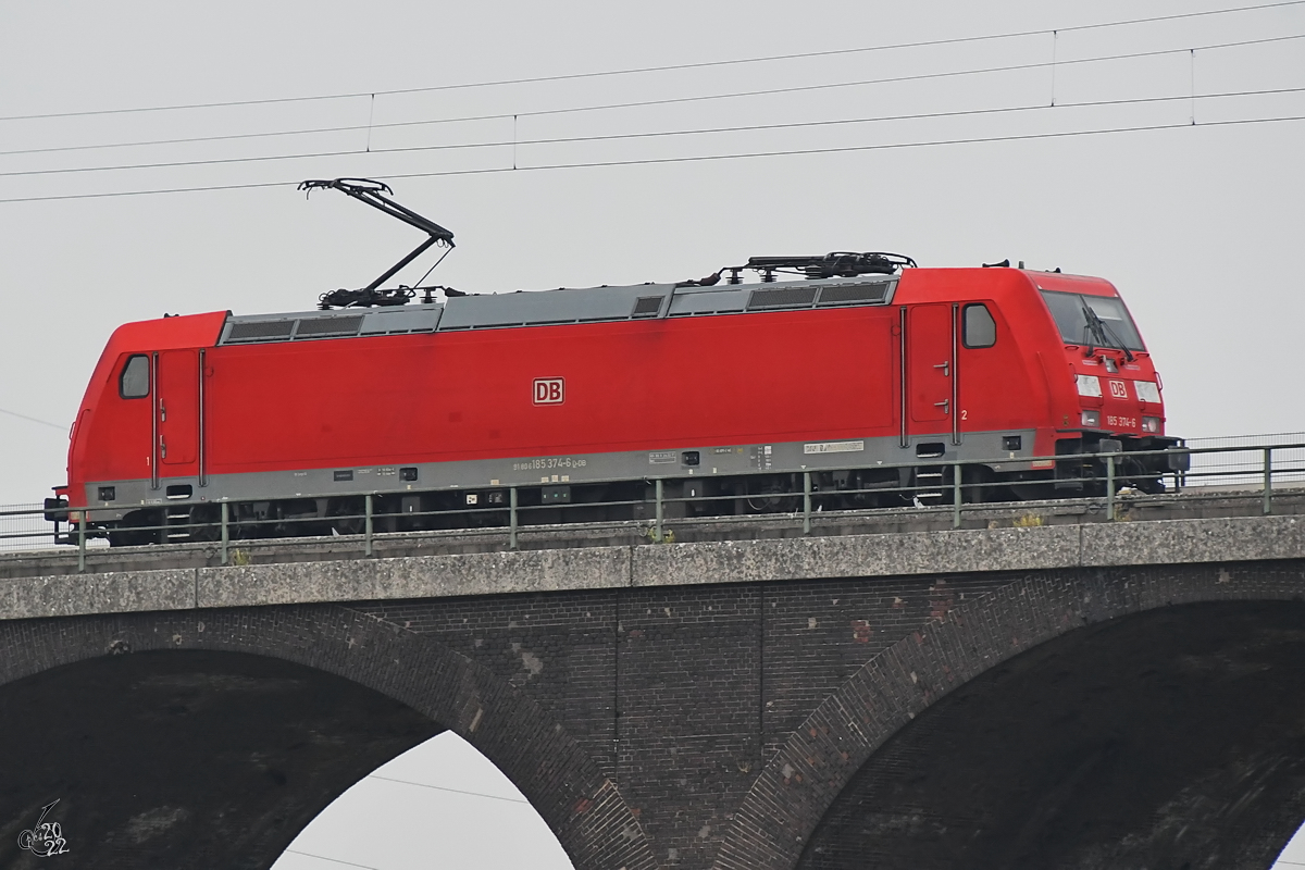 Die DB-Elektrolokomotive 185 374-6 auf Solofahrt, so gesehen Ende August 2022 in Duisburg-Hochfeld.