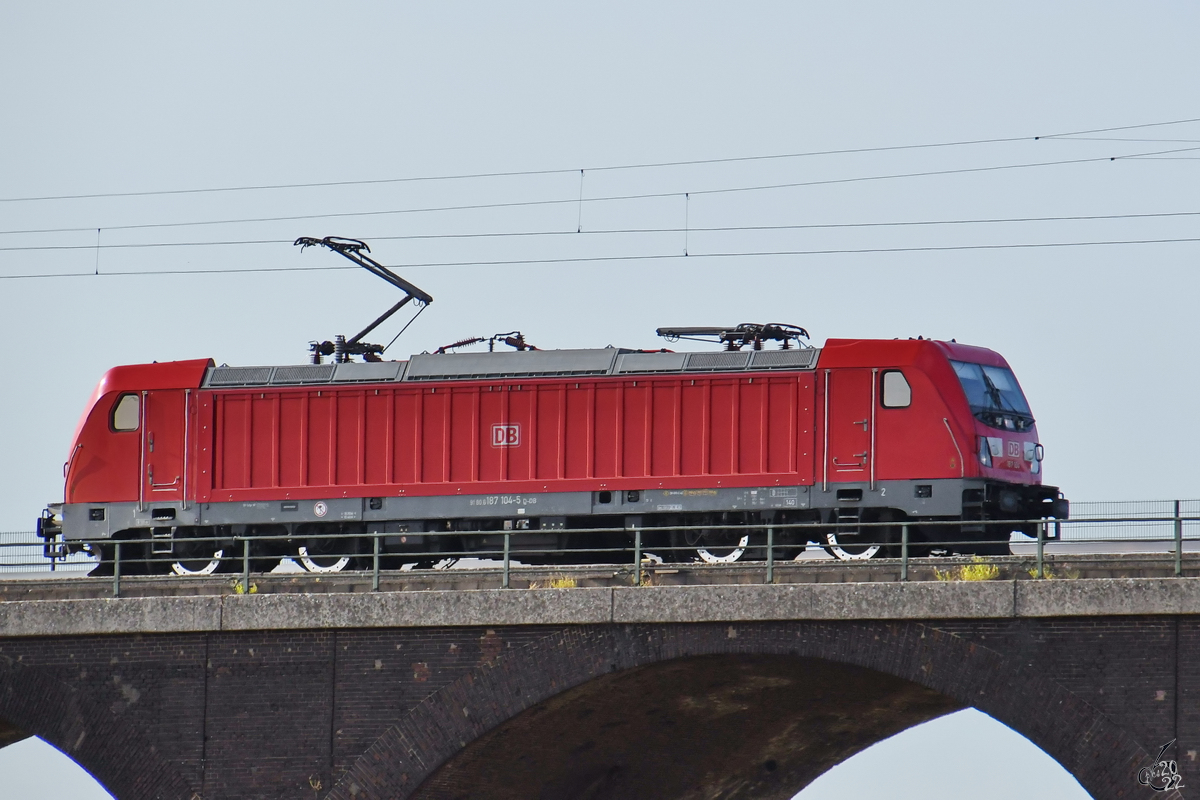 Die DB-Elektrolokomotive 187 104-5 auf Solofahrt, so gesehen Ende August 2022 in Duisburg.