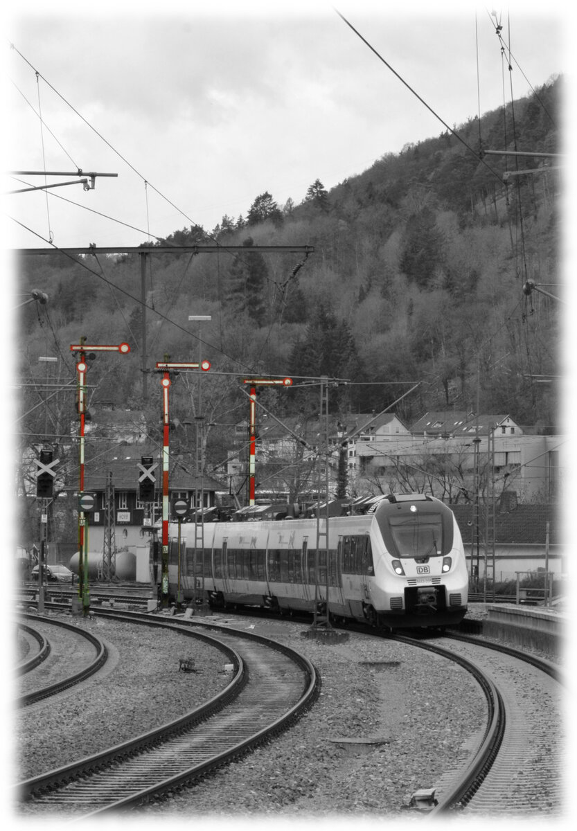 Die DB  Hamsterbacke  3442-205 fährt am 11.04.2023 als RE14a (Rottweil - Stuttgart) auf Gleis 3 in den Bahnhof Horb ein. Die Tage sind gezählt, an denen die Formsignale hier noch stehen. Dahinter sind die neuen KS-Lichtsignale bereits aufgebaut. Es bleibt also nicht mehr viel Zeit, um das historische Ambiente zu fotografieren.