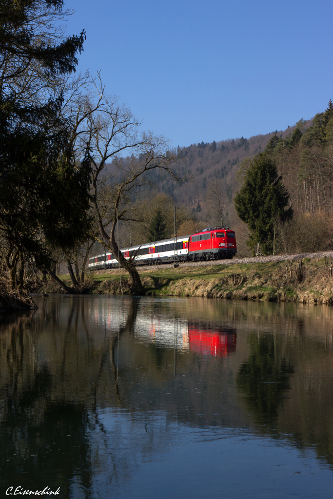 Die DB hat ein paar 115er hauptuntersucht und ihnen dabei auch einen neuen Anstrich spendiert.
Unter anderem auch der 115 293 die am 09.03.14 den IC 282 bespannt und sich hier bei Sulz im Neckar spiegelt.