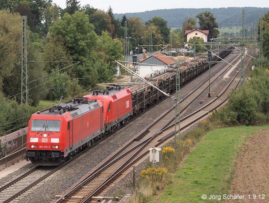 Die DB-Lok 185 375 und eine ÖBB-Schwesterlok zogen am 1.9.12 bei Postbauer-Heng einen Güterzug Richtung Regensburg.
