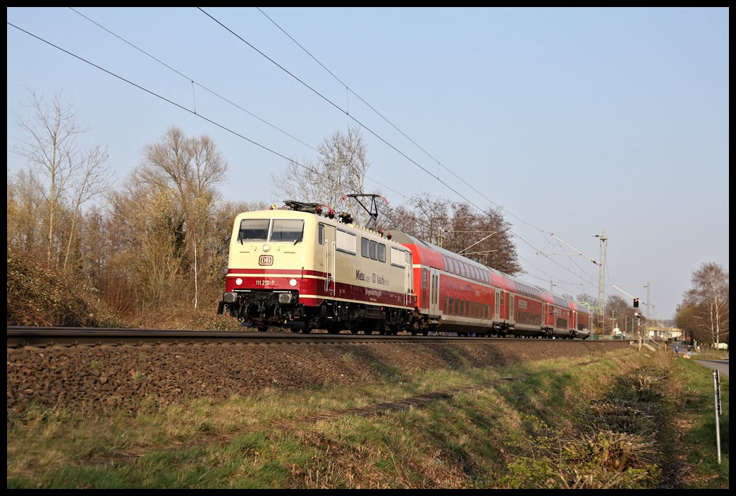 Die DB Miet mich Lok 111212-7 war am 24.3.2022 mit einer vierteiligen Dosto Garnitur auf der Rollbahn nach Süden unterwegs. Um 16.43 Uhr erreichte die Garnitur hier den Ortsrand von Hasbergen