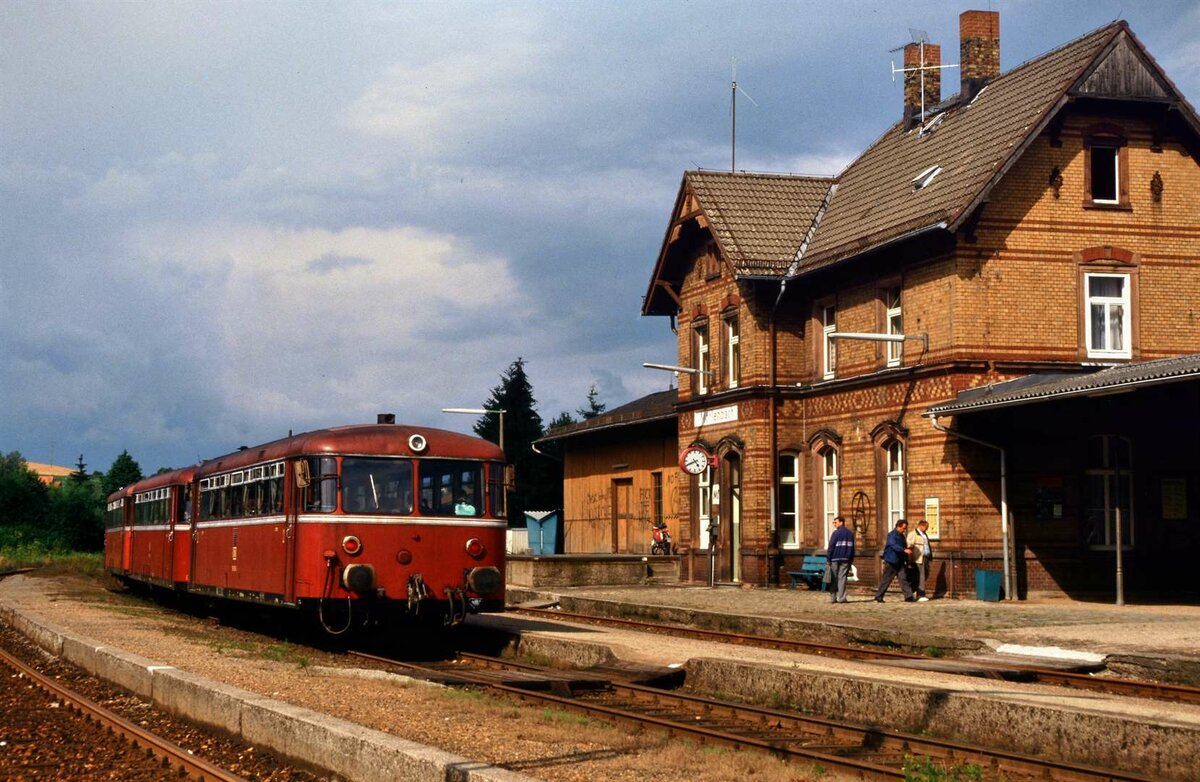Die DB-Nebenbahn zwischen Weinheim und Fürth war früher nicht nur wegen ihrer Uerdinger Schienenbusse ein Schmuckstück...Auch solch ein Bahnhof war nicht zu verachten.
Datum leider unbekannt