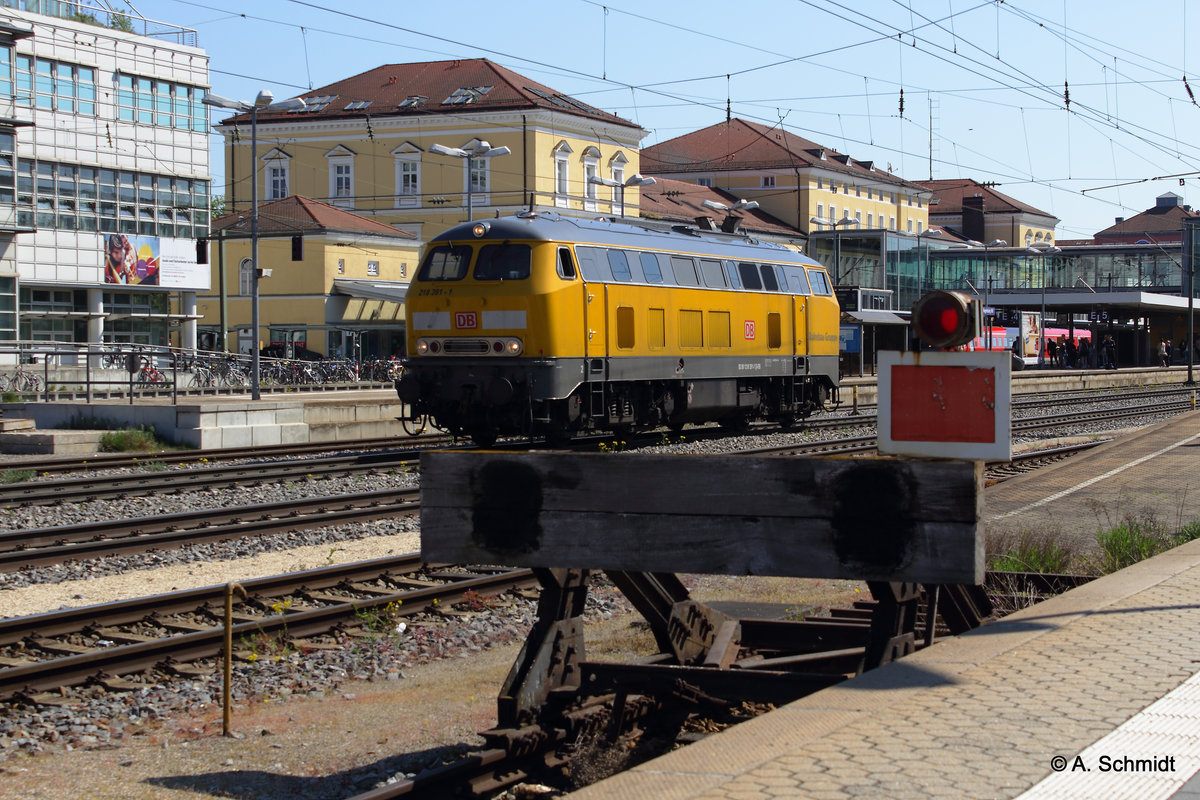 Die DB-Netz 218 281 bei Durchfahrt im Regensburger Hauptbahnhof am 07.05.2016