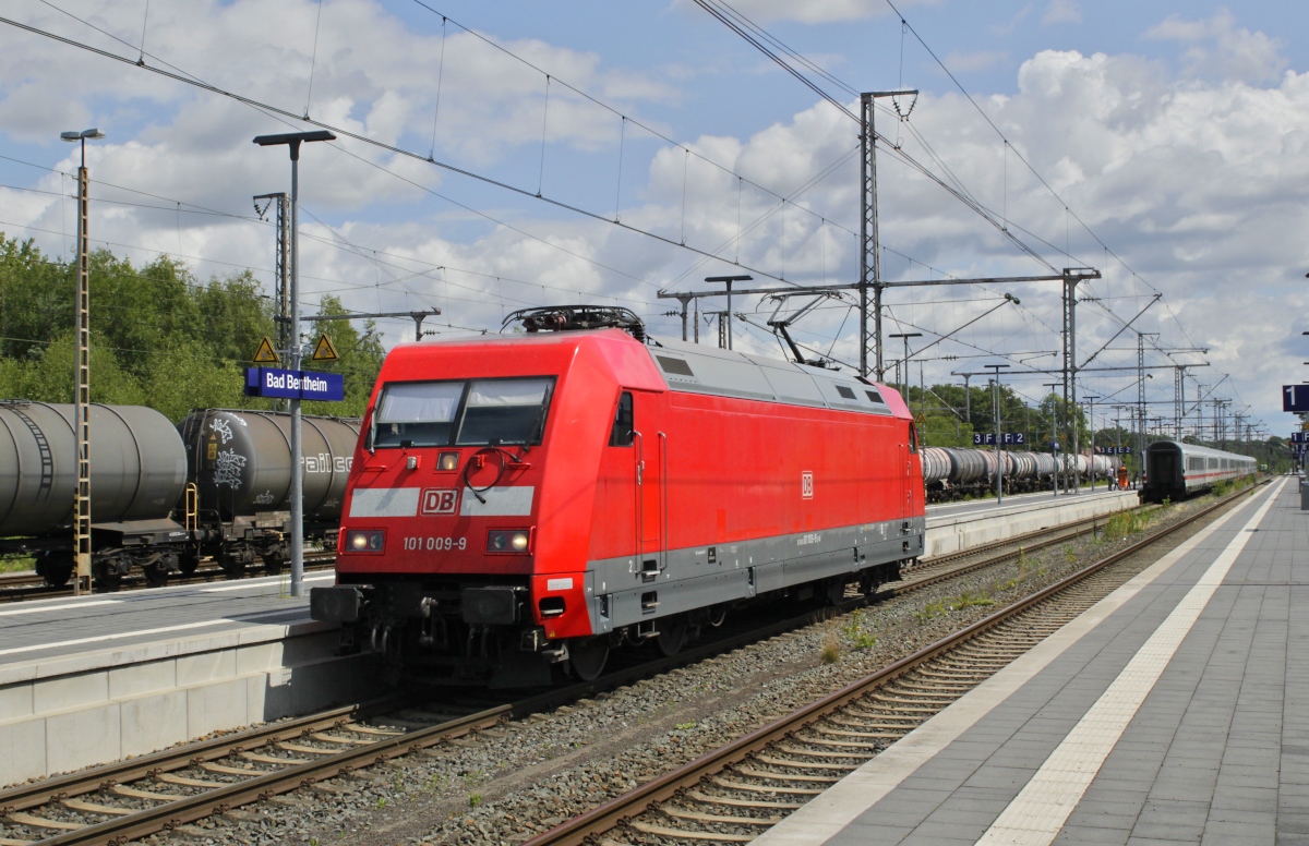 Die DB plant, auf der IC-Linie von Berlin nach Amsterdam ab Dezember 2023 die neuen  ECx -Züge (Arbeitstitiel) einzusetzen. Diese Talgozüge sollen von Mehrsystemlokomotiven befördert werden. Damit entfällt der bisher notwendige Lokwechsel von der DB-Baureihe 101 auf die NS-Reihe 1700 in Bad Bentheim. Am 20.07.2023 ist die 101 009-9 mit dem IC 148 aus Berlin in Bad Bentheim angekommen und fährt nach dem Abkuppeln in die Abstellung.