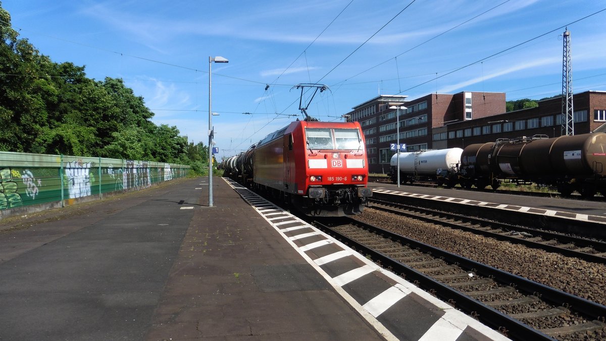 Die DB Schenker (Cargo) 185190-6 mit einem Güterzug aus Köln Richtung Koblenz und Weiter durch Königswinter in Richtung Koblenz.

10.07.2016
Königswinter