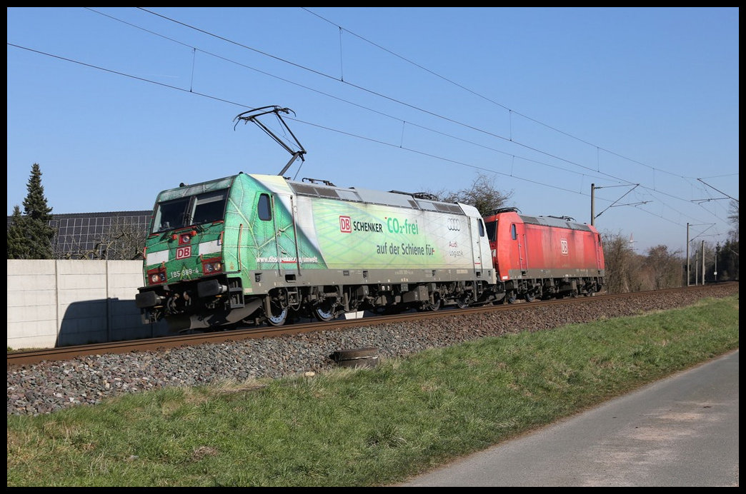 Die DB Schenker Lok f185389-4 war am 3.3.2022 um 11.59 Uhr bei Lotte in Richtung Rheine unterwegs und hatte dabei eine abgebügelte DB Lok im Schlepp.