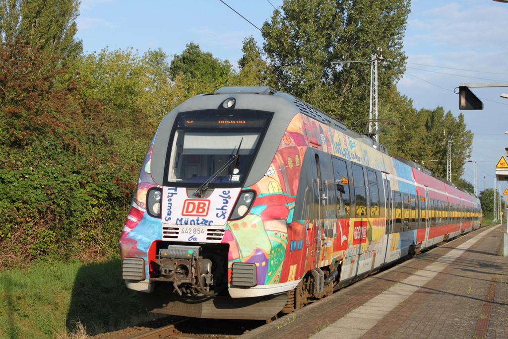 Die DB treibt es bunt: Werbehamster 442 854 als S2 von Warnemnde nach Gstrow bei der Einfahrt in Rostock-Bramow.17.09.2017