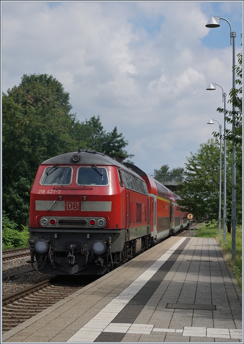 Die DB V 218 427-3 verlässt mit ihrem IRE 4228 von Lindau nach Stuttgart den Halt Meckenbeuren.
16.Juli 2016